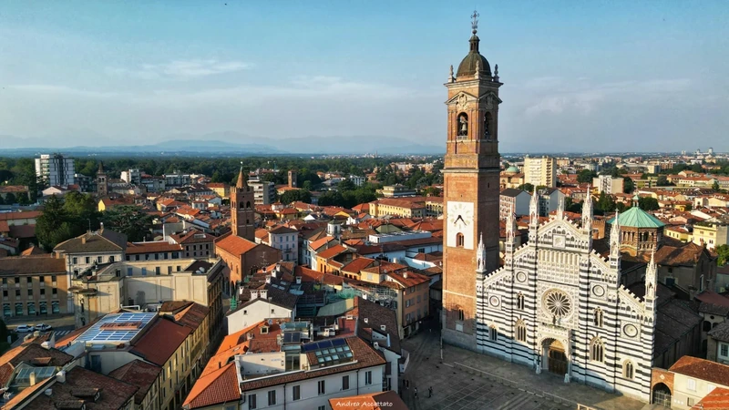 Vista del centro di Monza con il Duomo e l’Arengario